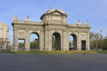 Spanien, Madrid, Blick auf die Puerta de Alcalá - RUEF000585