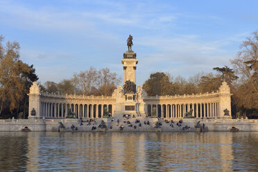 Spanien, Madrid, Blick auf das Alfonso XII-Denkmal bei Sonnenuntergang - RUEF000587