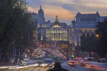Madrid, Blick auf Calle de Alcala und Plaza de Cibeles, Edificio Metropolis verschwommener Verkehr in der Abenddämmerung - RUEF000588