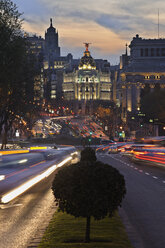 Madrid, Blick auf Calle de Alcala und Plaza de Cibeles, Edificio Metropolis verschwommener Verkehr in der Abenddämmerung - RUEF000589