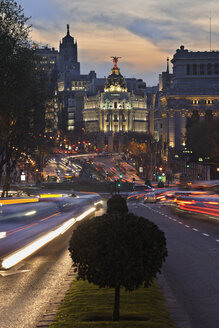 Madrid, Blick auf Calle de Alcala und Plaza de Cibeles, Edificio Metropolis verschwommener Verkehr in der Abenddämmerung - RUEF000589