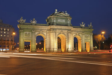 Spain, Madrid, View of Puerta de Alcalá at night with traffic - RUEF000590