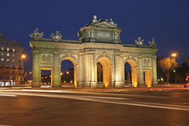 Spanien, Madrid, Blick auf die Puerta de Alcalá bei Nacht mit Verkehr - RUEF000590