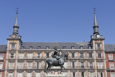 Spain, Madrid, Statue of Felipe III with Casa De La Panaderia at Plaza Mayor - RUEF000598