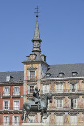 Spain, Madrid, Statue of Felipe III with Casa De La Panaderia at Plaza Mayor - RUEF000599