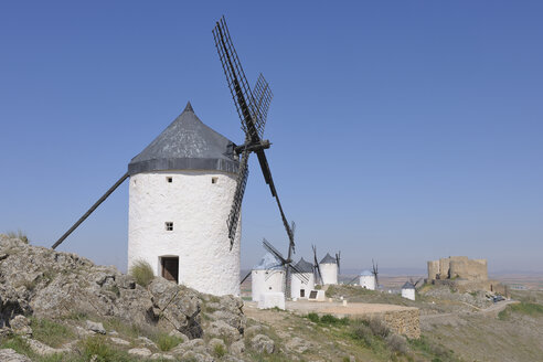 Spanien, Kastilien-La Mancha, Consuegra, Provinz Toledo, Reihe von Windmühlen und Burg - RUEF000601