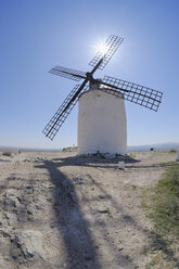 Spanien, Provinz Toledo, Kastilien-La Mancha, Consuegra, Blick auf Windmühle - RUEF000602