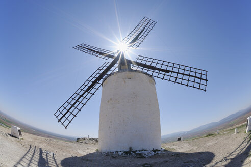 Spanien, Provinz Toledo, Kastilien-La Mancha, Consuegra, Blick auf Windmühle - RUEF000603