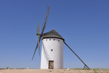 Spanien, Provinz Toledo, Kastilien-La Mancha, Blick auf die Windmühle am Campo de Criptana - RUEF000605