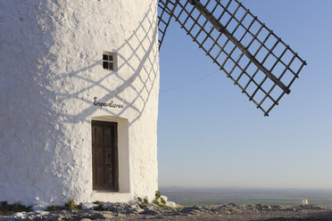 Spanien, Provinz Toledo, Kastilien-La Mancha, Blick auf eine Windmühle bei Consuegra - RUEF000613