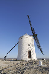 Spanien, Provinz Toledo, Kastilien-La Mancha, Blick auf eine Windmühle bei Consuegra - RUEF000614