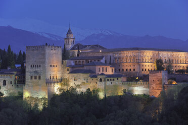 Spanien, Andalusien, Provinz Granada, Blick auf den beleuchteten Alhambra-Palast in der Abenddämmerung - RUEF000615