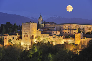 Spanien, Andalusien, Provinz Granada, Blick auf den beleuchteten Alhambra-Palast bei Nacht - RUEF000617
