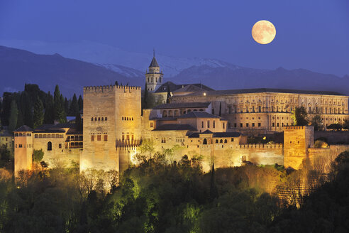 Spain, Andalusia, Granada Province, View of Alhambra Palace illuminated at night - RUEF000617