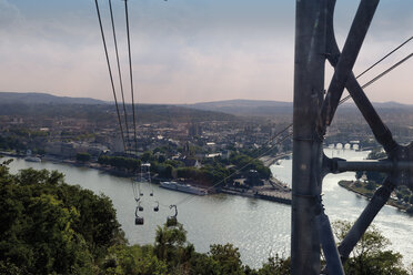 Deutschland, Nordrhein-Westfalen, Koblenz, Blick auf den Rhein und Seilbahnen, die sich durch die Berge bewegen - CSF013821