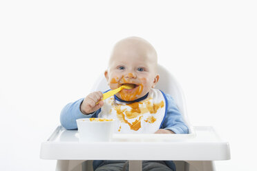 Baby boy (6- 11 Months) eating baby food with baby spoon - RBF000432