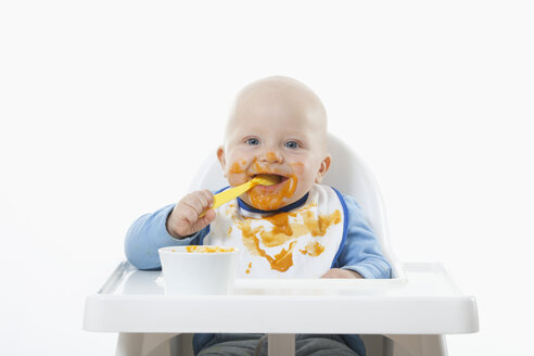 Baby Boy (6-11 Monate) isst Babynahrung mit Babylöffel - RBF000432