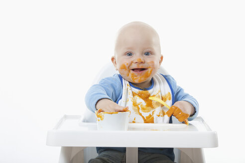 Kleiner Junge (6- 11 Monate) spielt mit Babynahrung - RBF000433