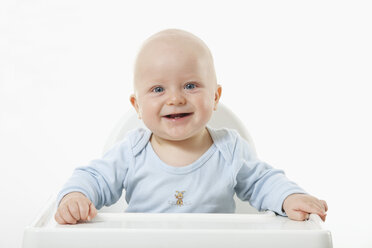 Baby-Junge (6- 11 Monate) auf Hochstuhl, lächelnd, Porträt - RBF000435