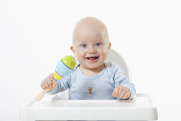 Baby-Junge (6-11 Monate) hält Rassel, lächelnd - RBF000415