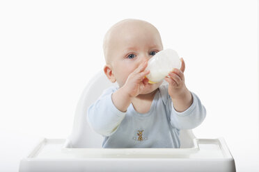 Babyjunge (6-11 Monate) trinkt Milch aus der Milchflasche - RBF000416