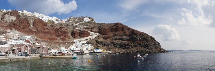 Griechenland, Kykladen, Thira, Santorin, Blick auf den Hafen von Ammoudi mit dem Dorf Oia - FOF002873