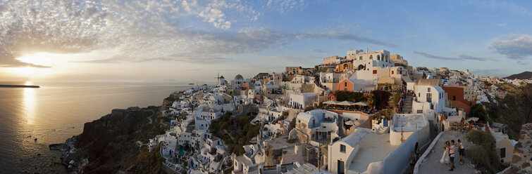 Griechenland, Kykladen, Thira, Santorin, Blick auf Oia und Windmühlen bei Sonnenuntergang - FOF002875