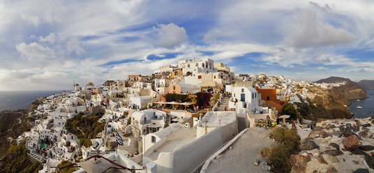 Griechenland, Kykladen, Thira, Santorin, Blick auf Oia und Windmühlen - FOF002879