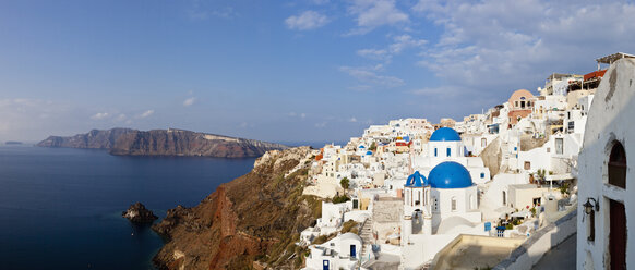 Griechenland, Kykladen, Thira, Santorin, Oia, Blick auf blaue Kuppel und Glockenturm einer Kirche mit Ägäis - FOF002866