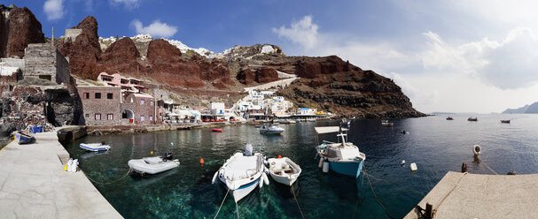 Griechenland, Kykladen, Thira, Santorin, Blick auf den Hafen von Ammoudi mit dem Dorf Oia - FOF002867