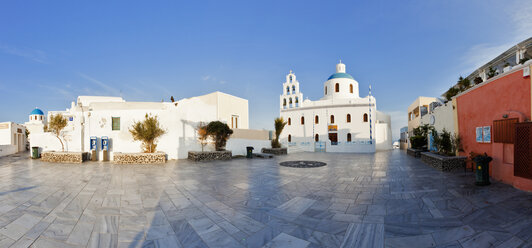 Europa, Griechenland, Kykladen, Thira, Santorin, Blick auf die Panagia-Kirche in Oia - FOF002869