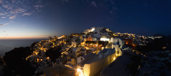 Griechenland, Kykladen, Thira, Santorin, Blick auf Oia und Windmühlen bei Sonnenuntergang - FOF002870
