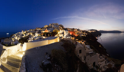 Griechenland, Kykladen, Thira, Santorini, Oia, Blick auf blaue Kuppel und Glockenturm einer Kirche mit Ägäis in der Abenddämmerung - FOF002865