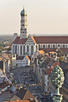 Deutschland, Bayern, Augsburg, Maximilianstraße, Blick auf die Stadt mit St. Ulrich und St. Afra - WDF000798
