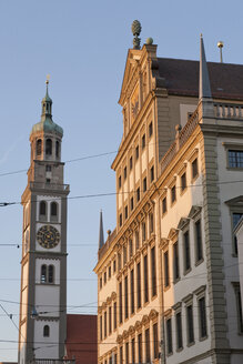 Deutschland, Bayern, Augsburg, Ansicht des Renaissance-Rathauses mit Perlachturm - WDF000800