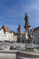 Deutschland, Bayern, Landsberg am Lech, Hauptplatz, Schmalzturm, Blick auf Marienbrunnen und Marienstatue am Stadttor - WDF000803