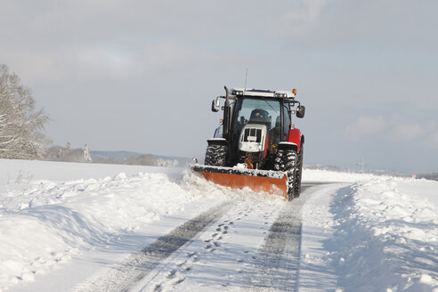 Deutschland, Traktor mit Schneepflug - CSF013895