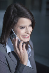 Deutschland, Bayern, Geschäftsfrau am Telefon, lächelnd - MAEF002696