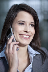 Deutschland, Bayern, Geschäftsfrau am Telefon, lächelnd - MAEF002702