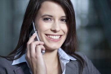 Germany, Bavaria, Business woman on the phone, smiling, portrait - MAEF002703