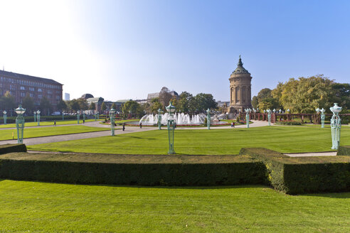 Deutschland, Baden-Württemberg, Mannheim, Tourist am Wasserturm - WDF000807