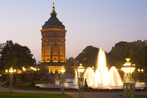 Deutschland, Baden-Württemberg, Mannheim, Blick auf den Wasserturm bei Nacht - WDF000813