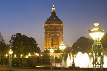 Deutschland, Baden-Württemberg, Mannheim, Blick auf den Wasserturm bei Nacht - WDF000816