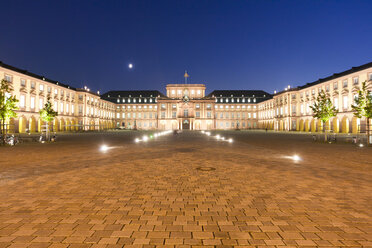 Deutschland, Baden-Württemberg, Mannheim, Ansicht des Barockschlosses bei Nacht - WDF000817