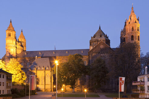 Deutschland, Rheinland-Pfalz, Worms, Ansicht des Doms St. Peter bei Nacht - WDF000825