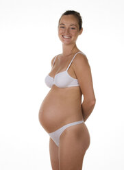 Junge schwangere Frau lächelnd, Porträt - WWF001755
