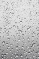Wassertropfen auf metallisch-silbernem Auto, Nahaufnahme - CSF013973
