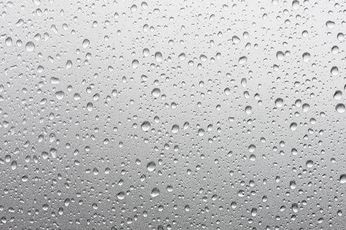 Wassertropfen auf metallisch-silbernem Auto, Nahaufnahme - CSF013974