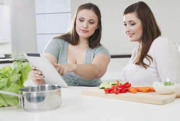 Germany, Cologne, Young women preparing healthy food for diet plan - PDF000153