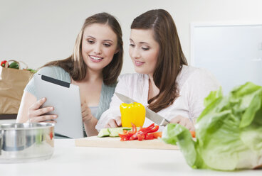 Germany, Cologne, Young women preparing healthy food for diet plan - PDF000154